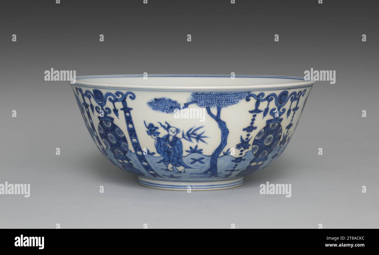 Bowl from Nesting Bowls with Daoist Immortals, c. 1893–1914. Seifū Yohei III (giapponese, 1851–1914). Recipiente centrale da un set di tre ciotole; porcellana con blu sotto smalto; totale: 9,6 x 22,3 cm (3 3/4 x 3/4 pollici). Foto Stock