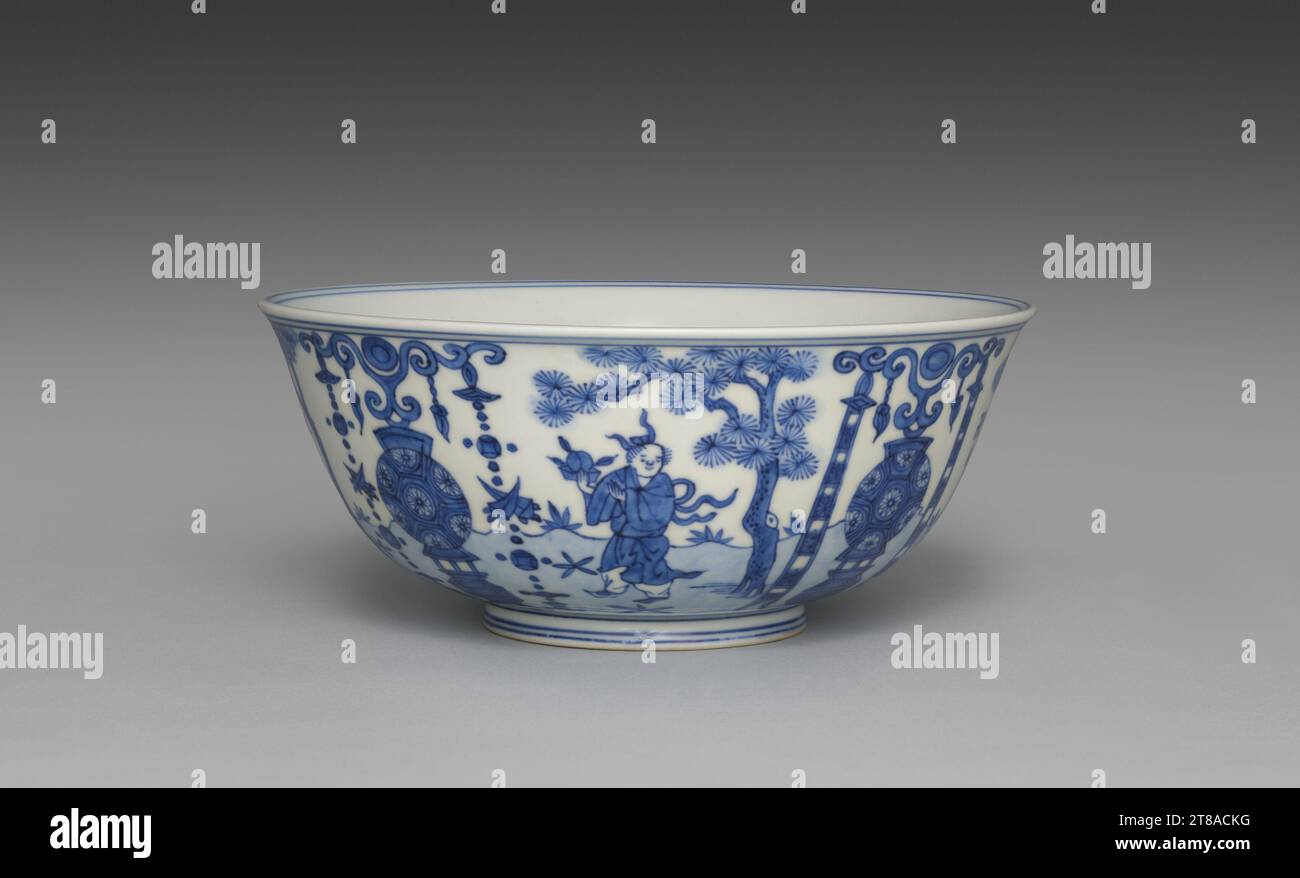 Bowl from Nesting Bowls with Daoist Immortals, c. 1893–1914. Seifū Yohei III (giapponese, 1851–1914). Recipiente interno da un set di tre ciotole; porcellana con blu sotto smalto; totale: 8,5 x 20,2 cm (3 3/8 x 7 15/16 pollici). Foto Stock