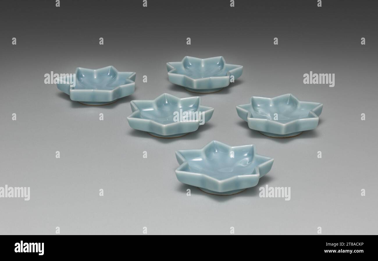 Questi piattini a forma di foglie d'acero mostrano Seif? La "glassa blu celeste" di Yohei III. Saucers a foglia d'acero, 1893–1914. Seifū Yohei III (giapponese, 1851–1914). Set di cinque piattini; porcellana con design stampato e smalto blu; altezza (ciascuno): 2,5 cm; larghezza (ciascuno): 9 cm (3 9/16 pollici). Foto Stock