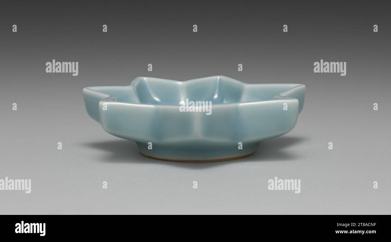 Questi piattini a forma di foglie d'acero mostrano Seif? La "glassa blu celeste" di Yohei III. Piattino di piattini a forma di foglia d'acero, 1893–1914. Seifū Yohei III (giapponese, 1851–1914). Uno dei cinque piatti di un set di dieci; porcellana con smalto blu e design sagomato; totale: 2,5 x 9 cm (1 x 3 9/16 pollici). Foto Stock