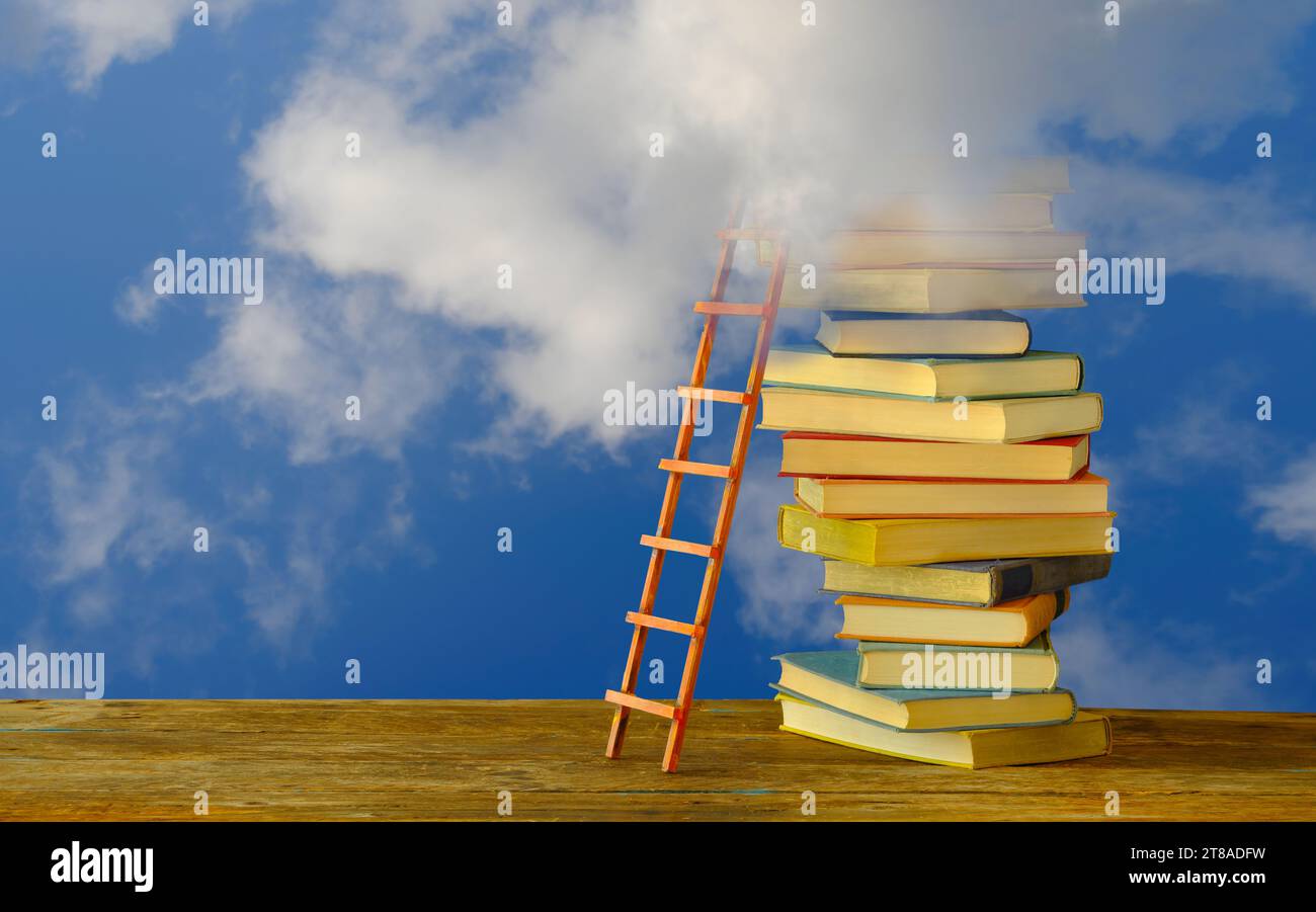 Il sogno di una corretta educazione, libri, scala di successo che porta a un cielo nuvoloso. Apprendimento, conoscenza, umanesimo. sviluppo personale. Spazio libero per le copie Foto Stock