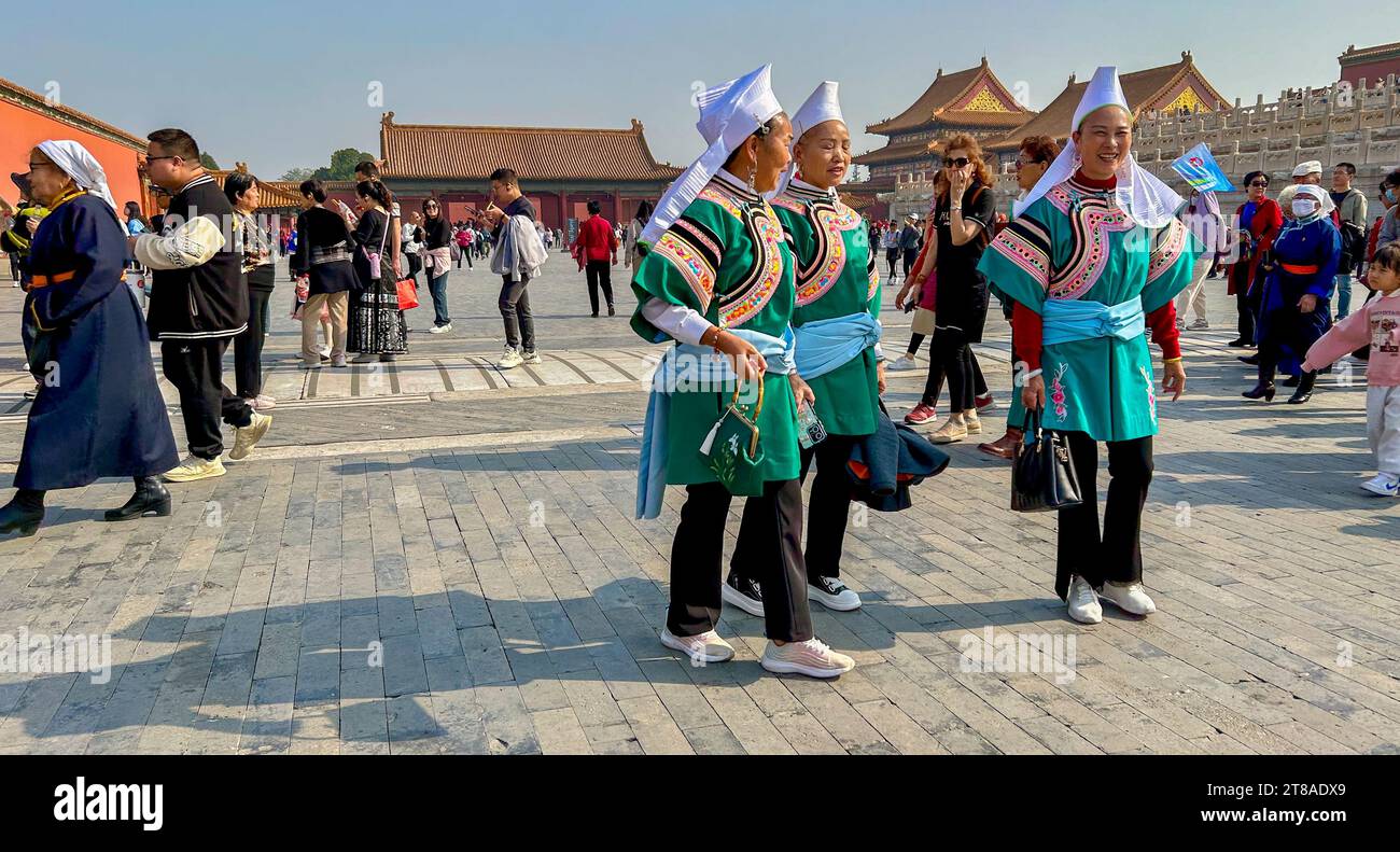 Pechino, Cina, grande folla, popolo cinese, turisti, visita alla città Proibita, alle donne in costumi tradizionali delle minoranze locali, al Palazzo della Terra, Foto Stock