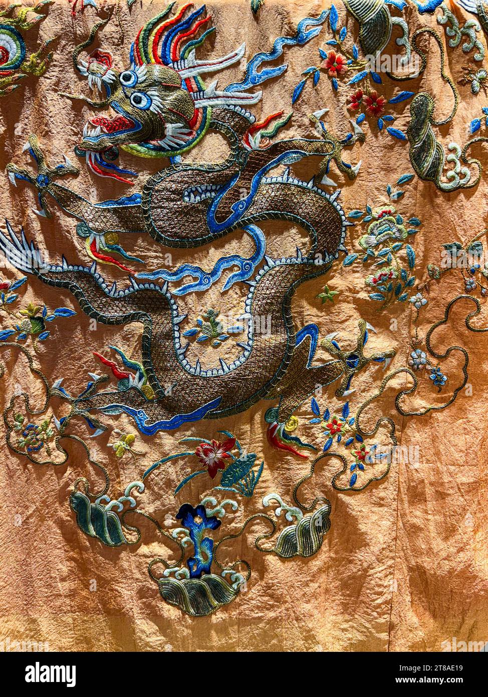 Pechino, Cina, dettaglio, tesori cinesi, arte, Kimono di seta cinese con ricamo di motivi draghi "la città Proibita", negozio Foto Stock