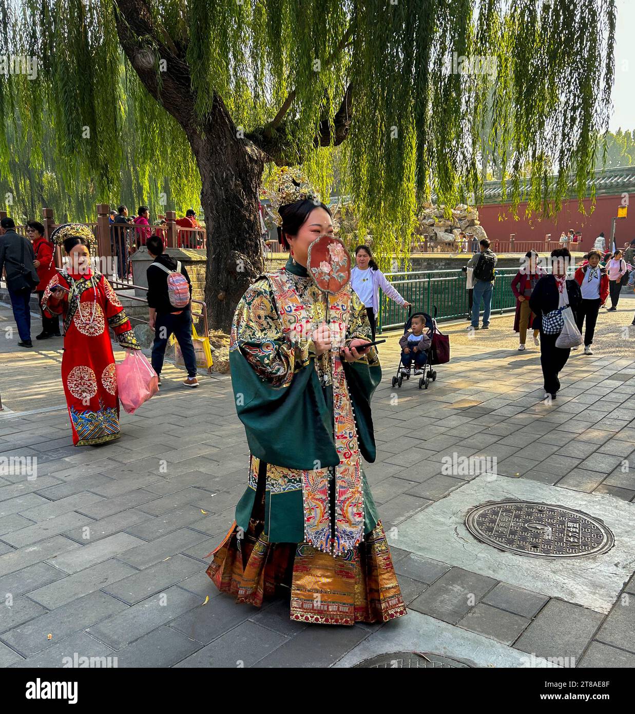 Pechino, Cina, grande folla, turisti cinesi in visita, Urban Park, 'Beihai Park', costumi tradizionali di seta per donne Foto Stock