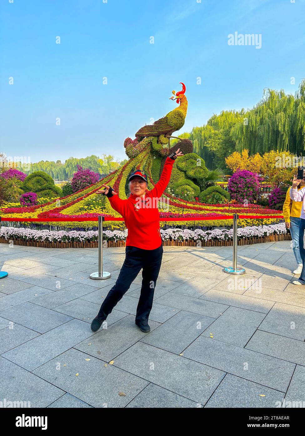 Pechino, Cina, turisti cinesi in visita al Parco Urbano, al Parco Beihai, ai monumenti storici, alle danze femminili in strada di fronte alla scultura pubblica e all'arte Foto Stock