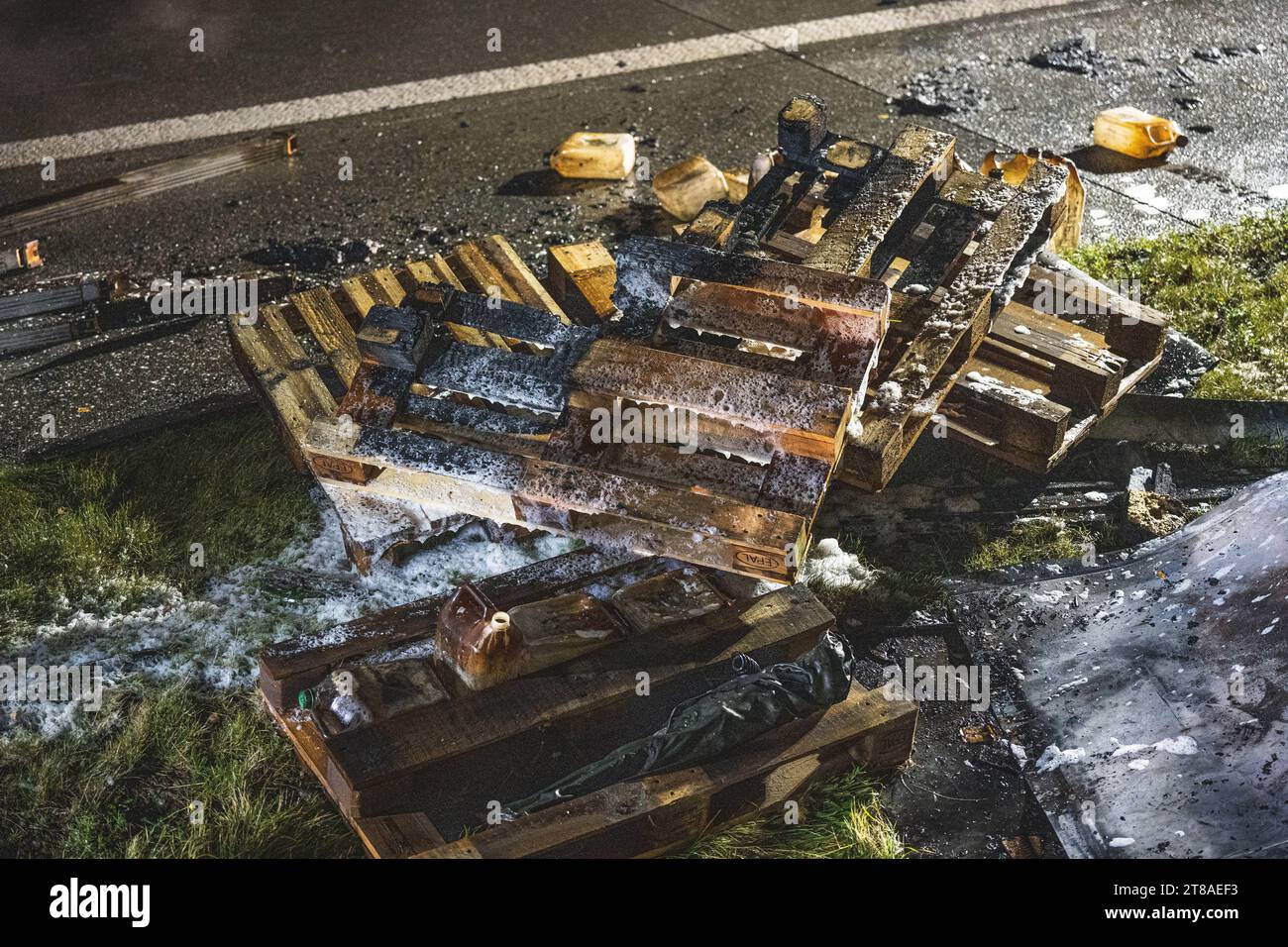 Gurkenlaster brennt auf A9 Zwischen den Anschlussstellen Dittersdorf und Triptis auf der A9 brennt ein LKW. DAS Feuer brach im Bereich der Hinterachse aus und breitete sich schnell auf die Ladung Gurken aus. 19.11.2023 Deutschland *** camion cetriolo in fiamme sulla A9 tra gli incroci Dittersdorf e Triptis sulla A9, un camion è in fiamme l'incendio scoppiò nell'area dell'assale posteriore e si diffuse rapidamente al carico dei cetrioli 19 11 2023 Germania credito: Imago/Alamy Live News Foto Stock