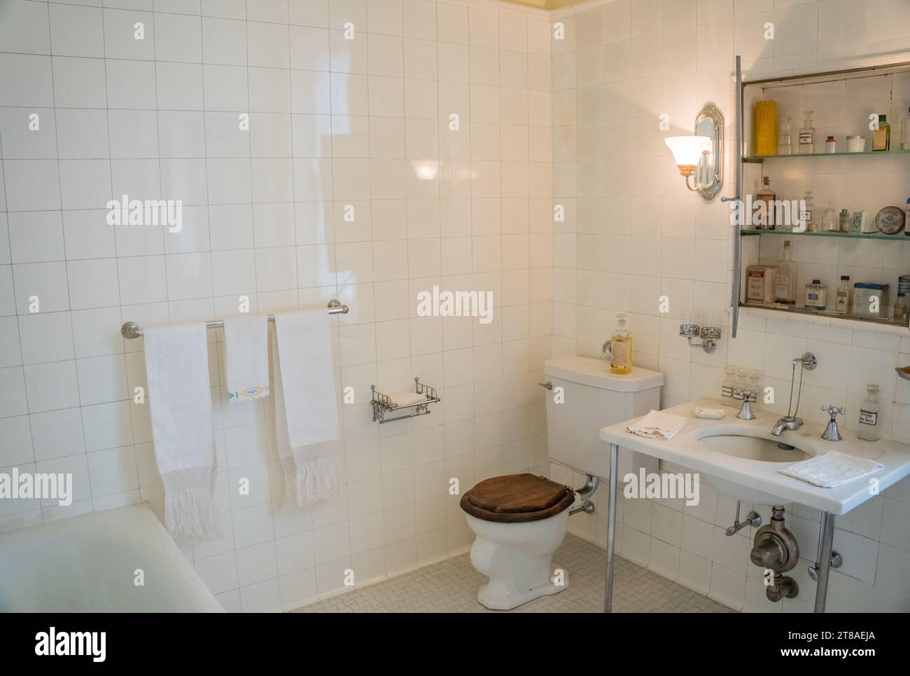 Bagno vecchio stile con pareti piastrellate bianche. Foto Stock