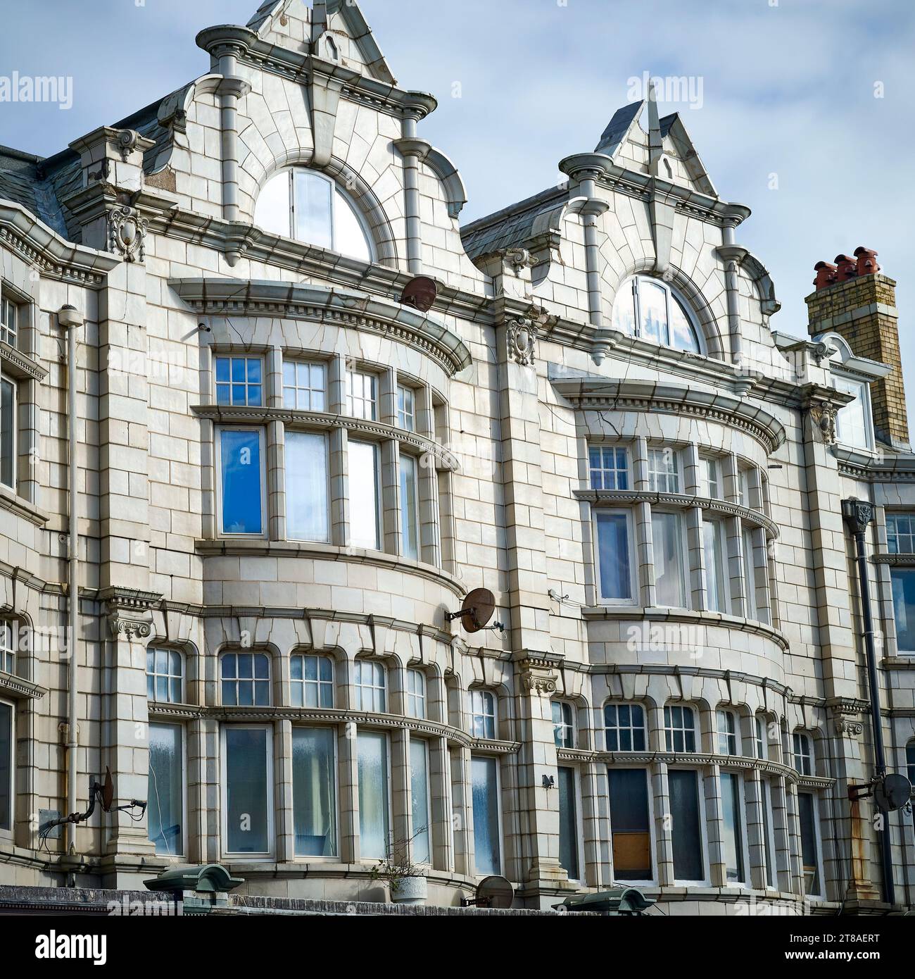 Facciata in ceramica bianca dell'edificio Victiriano a St Annes, Lancashire Foto Stock
