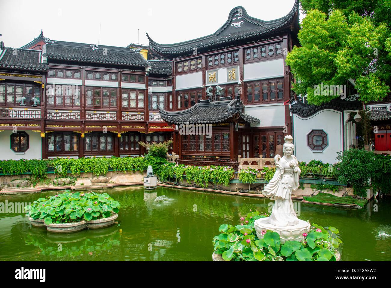 Shanghai Cina 11 giugno 2023: L'edificio e lo stagno di loti nel Tempio del Dio della città di Shanghai, un grande quartiere commerciale che ospita una serie di negozi Foto Stock