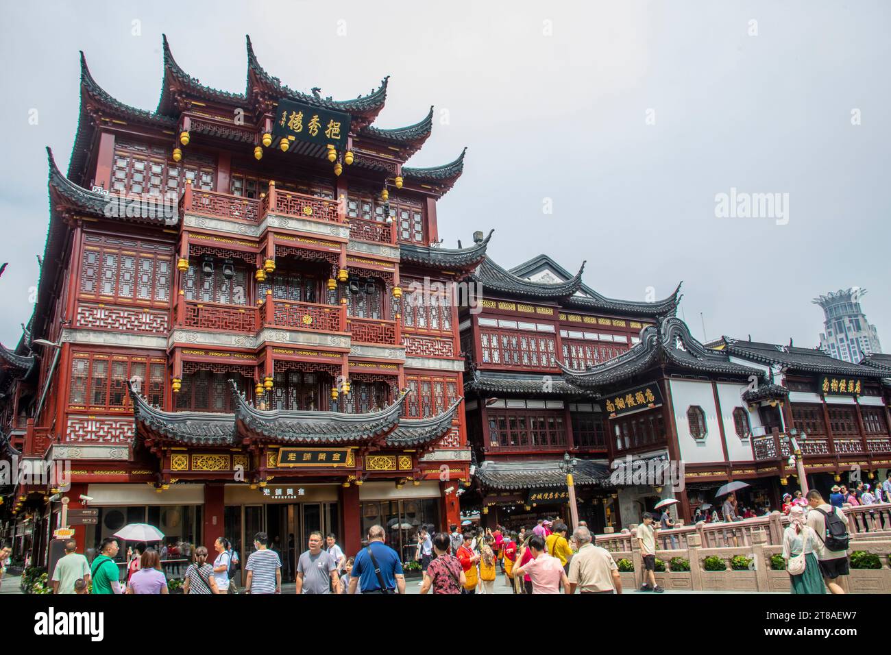 Shanghai Cina 11 giugno 2023: La vista del Yuyuan Tourist Mart nel Giardino di Yuyuan, il più grande conglomerato di vendita al dettaglio in Cina. Foto Stock