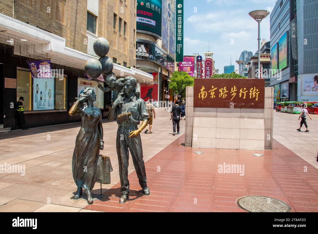 Shanghai Cina 9 giugno 2023: La statua di "una famiglia di tre persone" in Nanjing Road. Il testo in cinese "Nanjing Road Walkway" Foto Stock