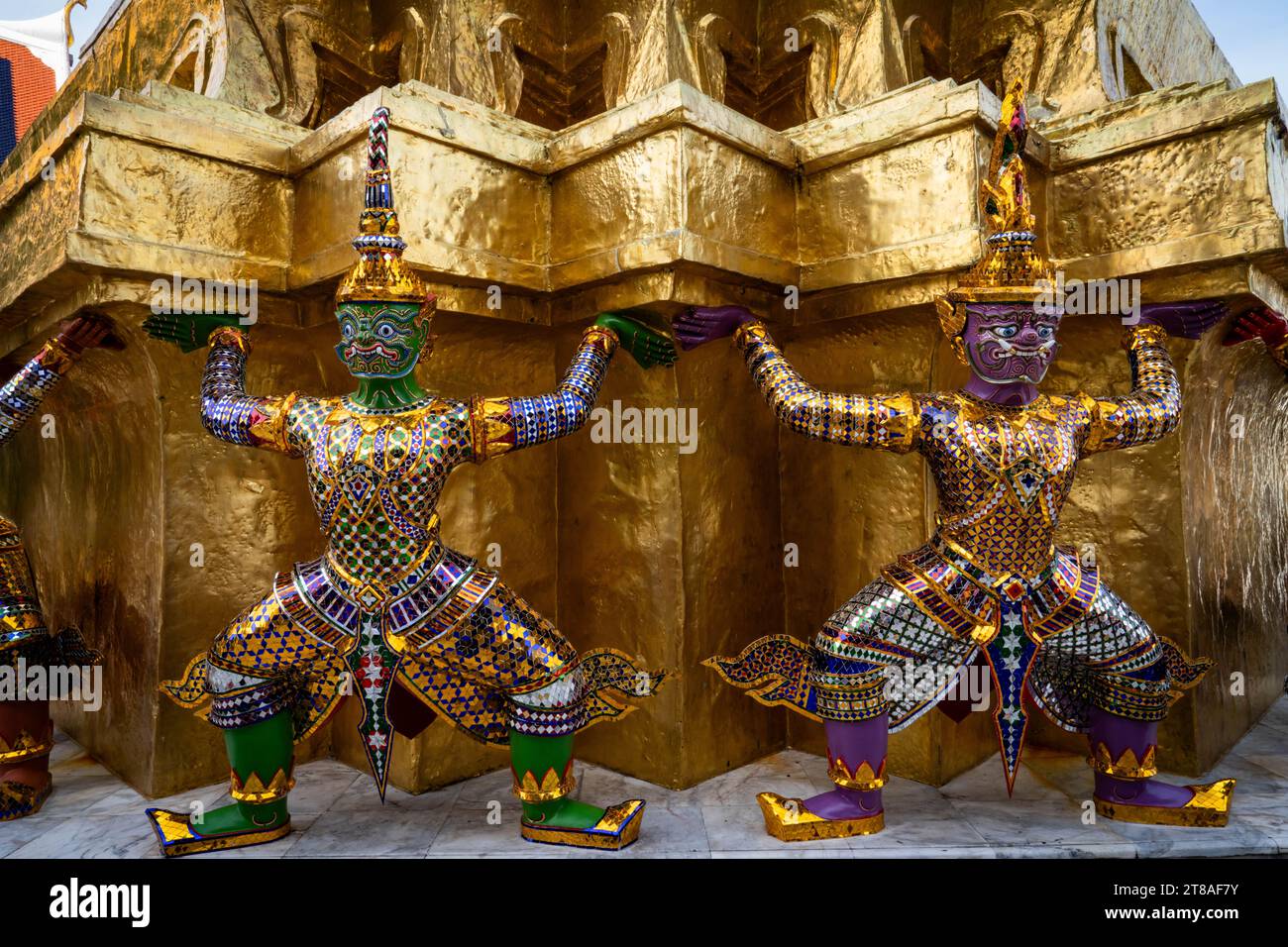 Thailandia. 19 novembre 2023. Statue sono visibili sul terreno del Grand Palace di Bangkok. Vita quotidiana a Bangkok, in Thailandia, mentre il governo thailandese spinge per la crescita del mercato turistico internazionale, ha recentemente messo in atto programmi di ingresso senza visto nel Regno per i turisti internazionali provenienti da Russia, Cina e India. Crediti: Matt Hunt/Neato/Alamy Live News Foto Stock