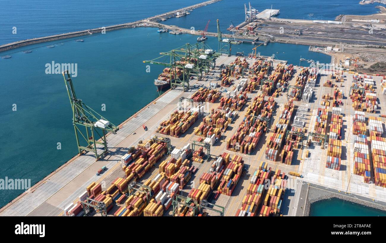 Vista aerea del terminal container cargo del porto commerciale, della logistica aziendale e dell’industria dei trasporti a Sines Setubal, Portogallo, 17 ottobre 2023 Foto Stock