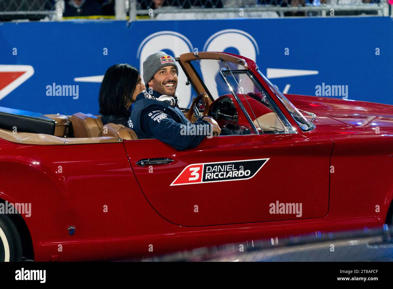 Las Vegas, Stati Uniti. 18 novembre 2023. Il pilota australiano di Formula 1 Daniel Ricciardo della Scuderia AlphaTauri partecipa alla parata dei piloti prima del Gran Premio di Formula uno di Las Vegas sul Las Vegas Strip Circuit di Las Vegas sabato 18 novembre 2023. Foto di Greg Nash/UPI Credit: UPI/Alamy Live News Foto Stock