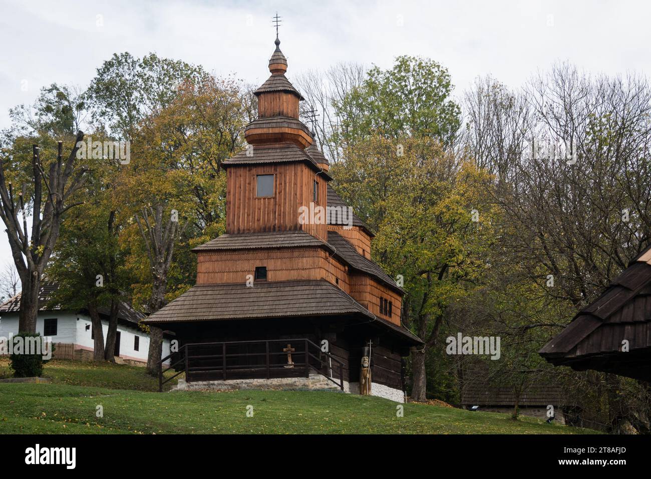 La chiesa lignea greco-cattolica di San Michele Arcangelo di Nova Sedlica si trova nel museo all'aperto di Humenne, Slovacchia Foto Stock