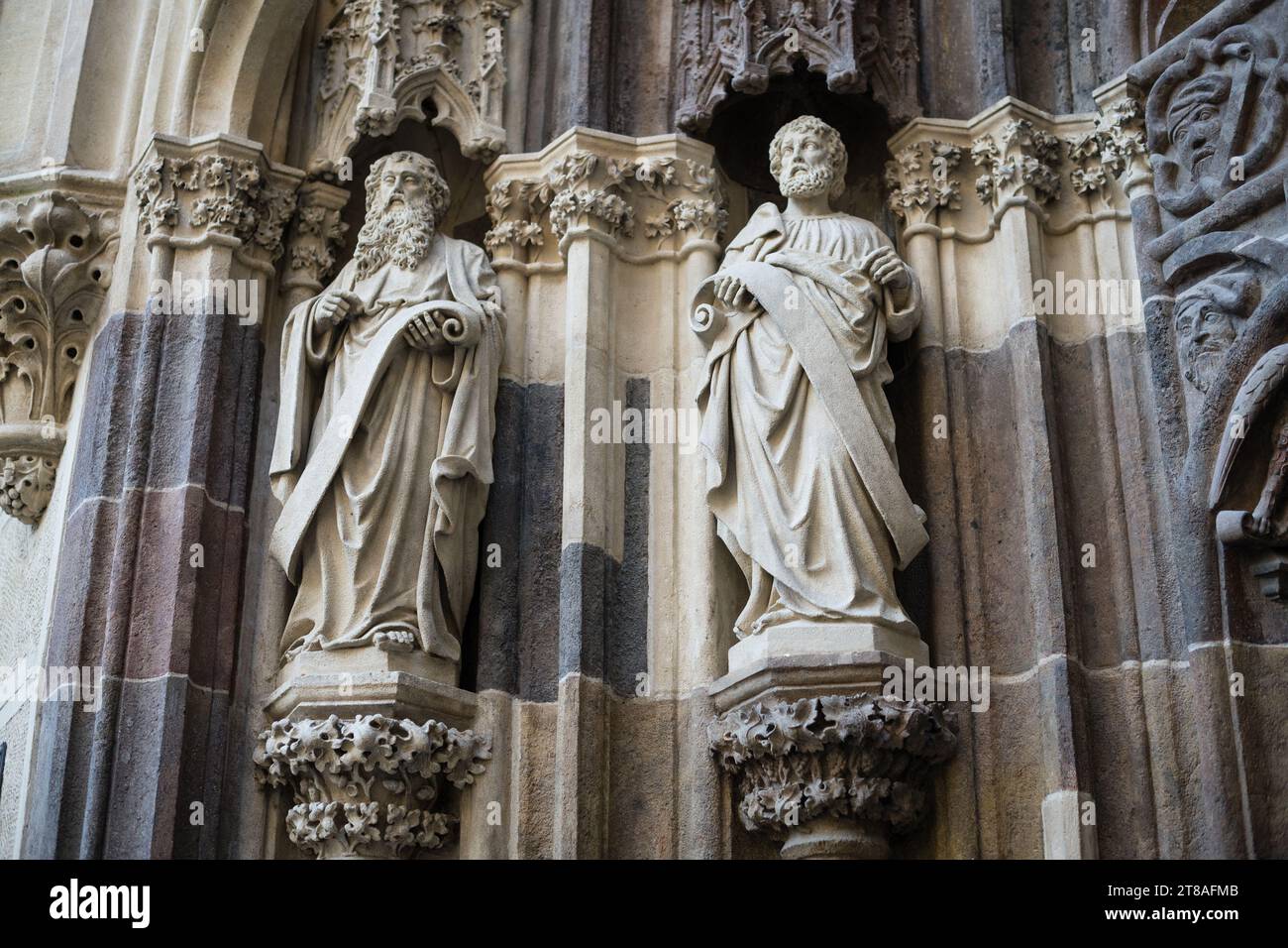 Statue gotiche sul portale della Basilica minore di San Benedetto a Hronsky Benadik, Slovacchia Foto Stock