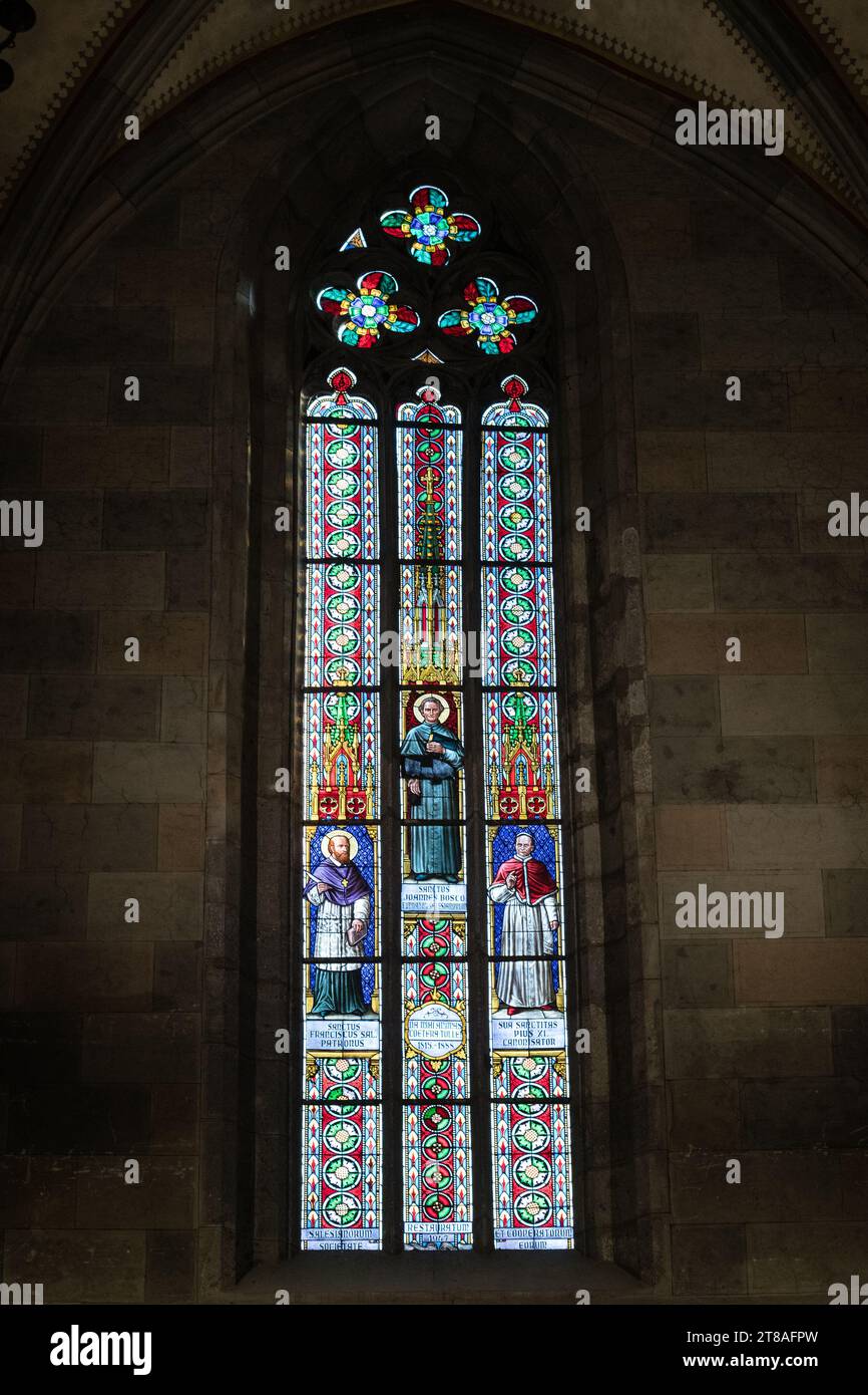 HRONSKY BENADIK, SLOVACCHIA - 1 novembre 2023 - vetrate colorate all'interno della Basilica minore di San Benedetto a Hronsky Benadik, Slovacchia Foto Stock