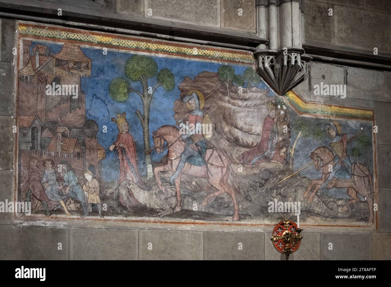 HRONSKY BENADIK, SLOVACCHIA - 1 novembre 2023 - dipinto murale di San Giorgio che sconfigge il drago dei primi del XV secolo nella Basilica minore di San Benedi Foto Stock