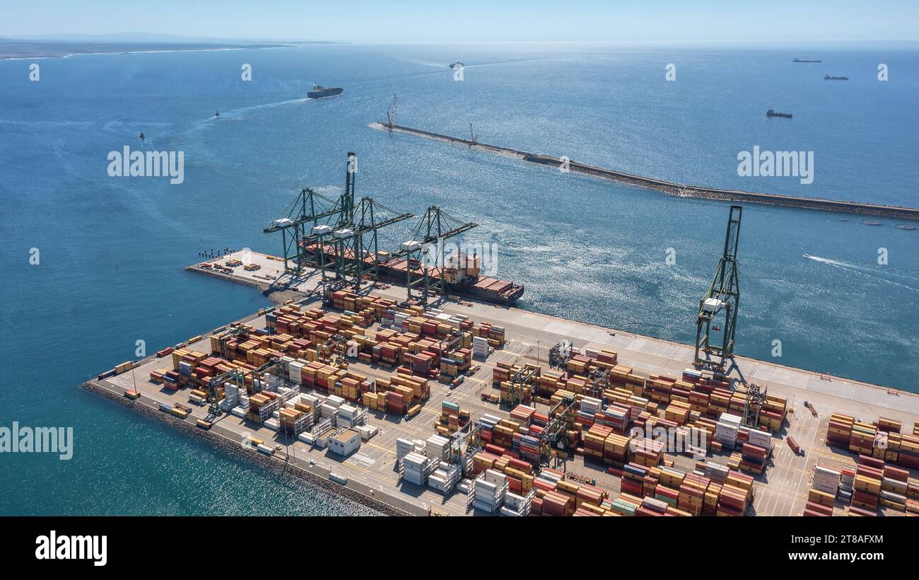 Vista aerea del terminal cargo container del porto commerciale, della logistica aziendale e dell’industria dei trasporti a Sines Setubal, Portogallo. Foto Stock