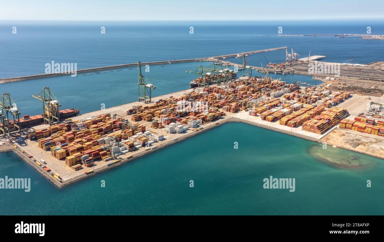 Vista aerea del terminal cargo container del porto commerciale, della logistica aziendale e dell’industria dei trasporti a Sines Setubal, Portogallo. Foto Stock