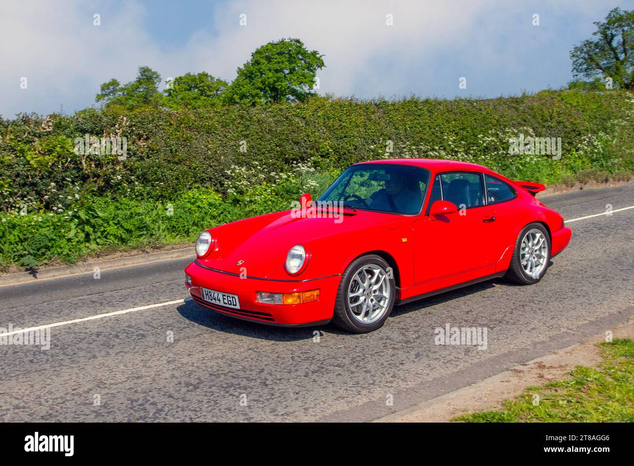 Anni '1990 90 anni '90, Porsche 911 Carrera 2 Coupé Red Car Coupe benzina 3600 cc; motori d'epoca restaurati, collezionisti di automobili appassionati di motori, storiche auto d'epoca che viaggiano nel Cheshire, Regno Unito Foto Stock