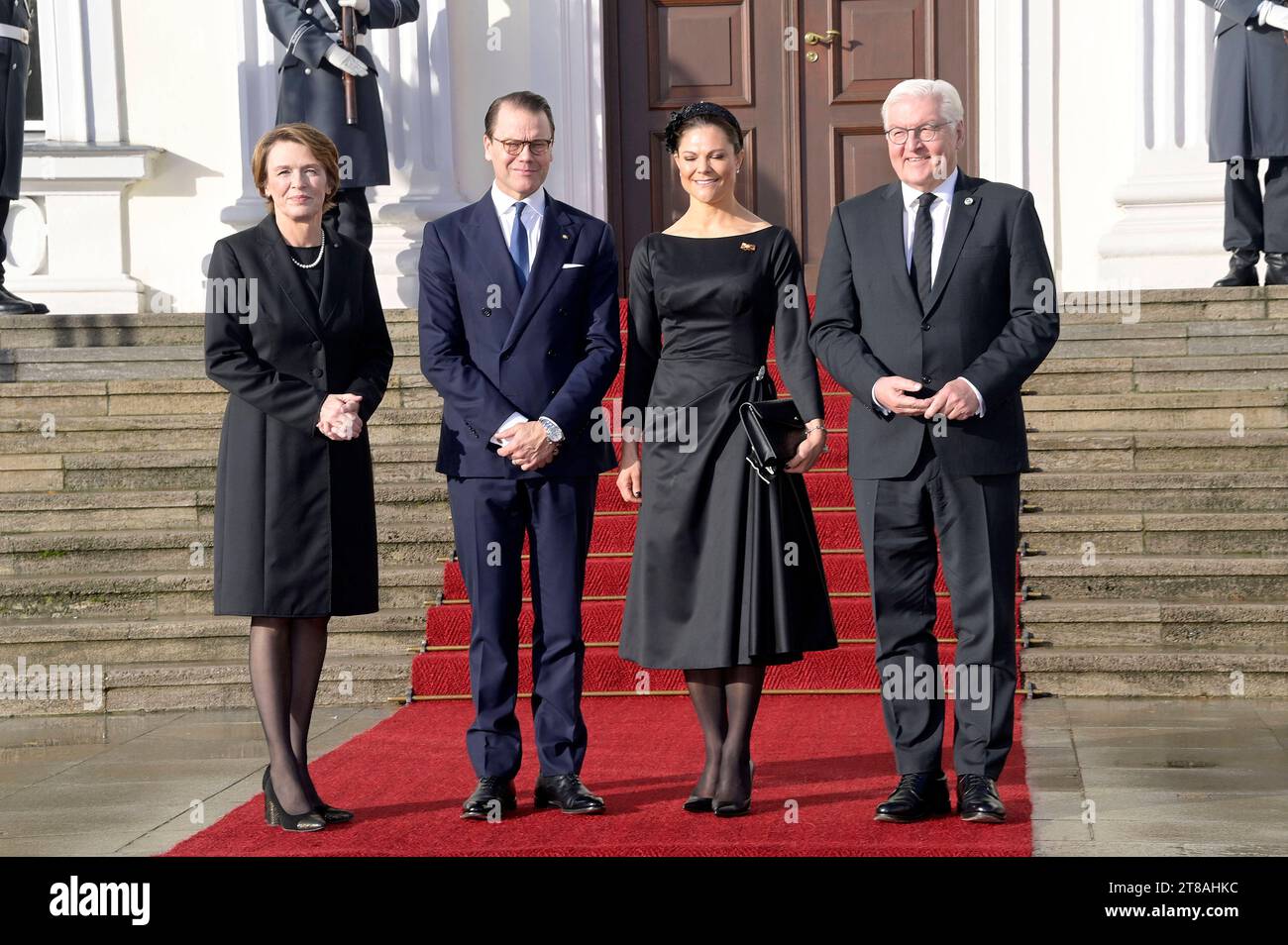 Elke Büdenbender, Prinz Daniel von Schweden, Kronprinzessin Victoria von Schweden und Frank-Walter Steinmeier beim Empfang zu einem gemeinsamen Gespräch mit dem Bundespräsidenten im Schloss Bellevue. Berlin, 19.11.2023 *** Elke Büdenbender, Principe Daniele di Svezia, Principessa ereditaria Vittoria di Svezia e Frank Walter Steinmeier al ricevimento per una discussione congiunta con il Presidente federale al Bellevue Palace Berlin, 19 11 2023 foto:XF.xKernx/xFuturexImagex victoria_steinmeyer_3101 Credit: Imago/Alamy Live News Foto Stock