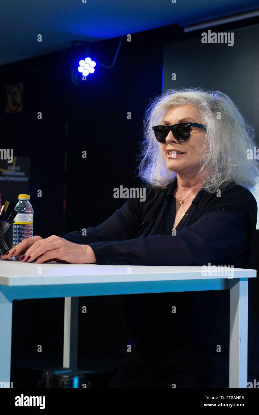 La cantante Debbie Harry firma copie della sua autobiografia "De cara" al FNAC Callao, il 19 novembre 2023 a Madrid, in Spagna. Foto Stock