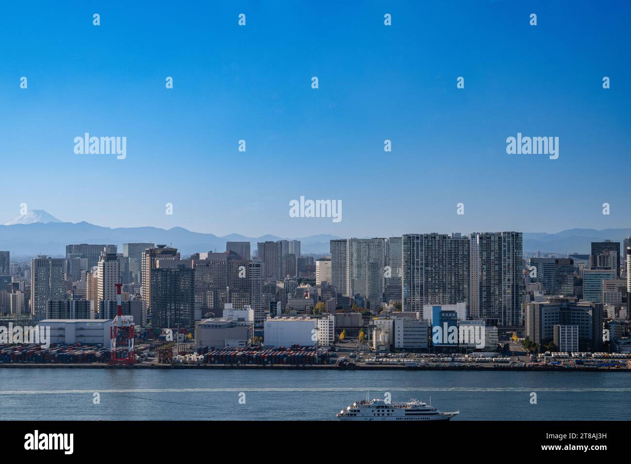 Vista dello skyline della Baia di Tokyo con il Monte Fuji durante il giorno a Tokyo, Giappone, Asia Foto Stock