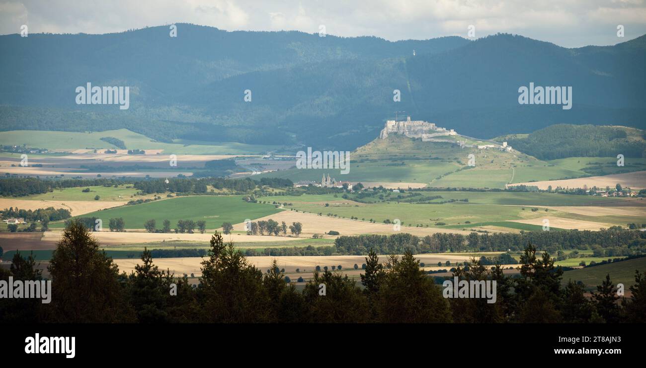 Cattedrale di Spisska Kapitula e castello di Spis sullo sfondo, Slovacchia Foto Stock