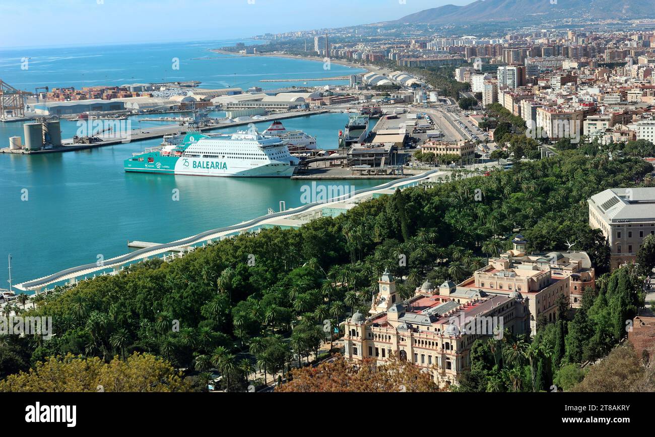 Vista aerea del Municipio, del Parque de Malaga e del Porto di Malaga, Spagna, con spiagge che si estendono ad ovest lungo la costa mediterranea, inclusa la spiaggia di Misericordia. Foto Stock