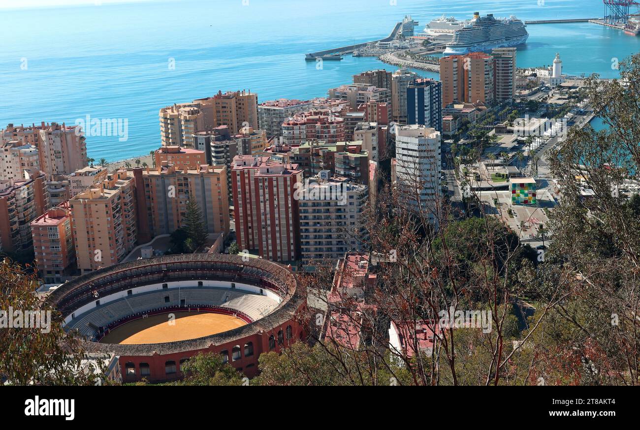 Vista aerea dell'arena, del quartiere di Malagueta e dei blocchi di appartamenti; Muelle uno e l'area del porto sulla destra, incluso il Pompidou Centre Cube. Malaga Spagna Foto Stock