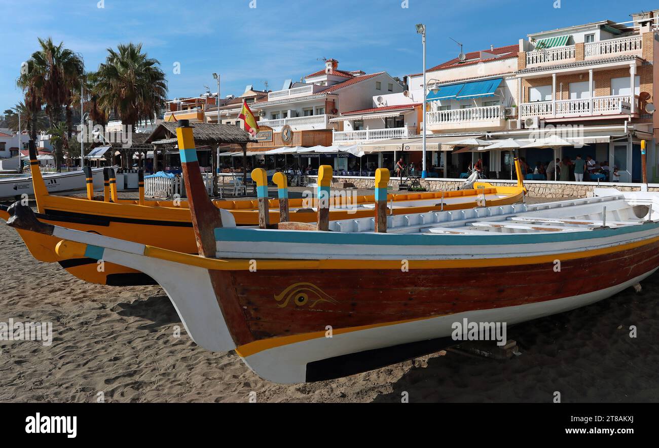 Villaggio di pescatori di Pedregalejo, Malaga: Tradizionali barche da pesca in legno (Jabegas), la barca originale della Costa del Sol con gli occhi dipinti a prua Foto Stock