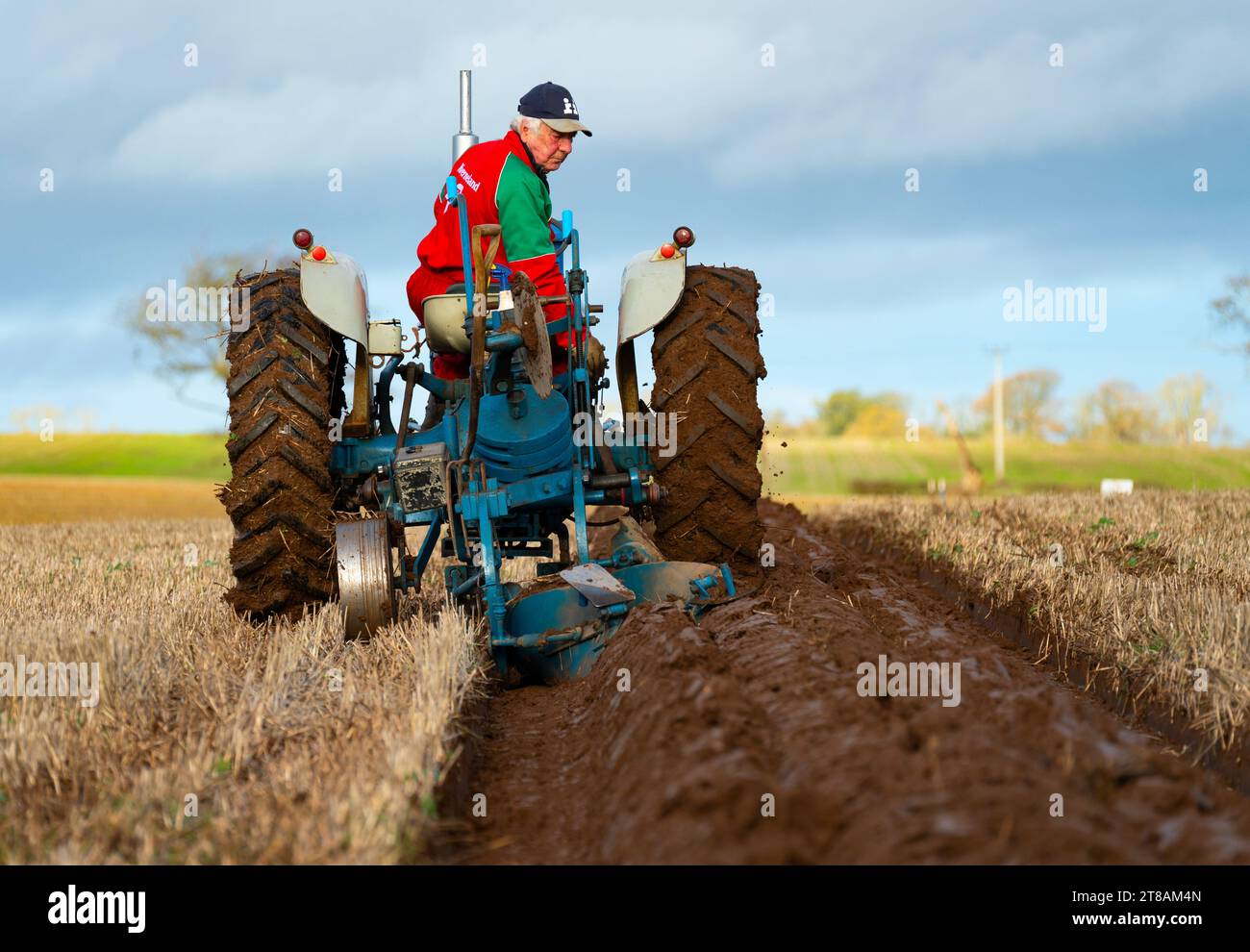 Duns, Scottish Borders, Scozia, Regno Unito. 19 novembre 2023. Immagini della partita di aratura organizzata dal Merse Vintage Ploughing Club a Bellshiel Farm vicino a Duns, nel confine scozzese. La competizione è una delle tante che si tengono in autunno in tutto il Regno Unito ed è una qualifica Borders per il British Ploughing Championships. Iain Masterton/Alamy Live News Foto Stock