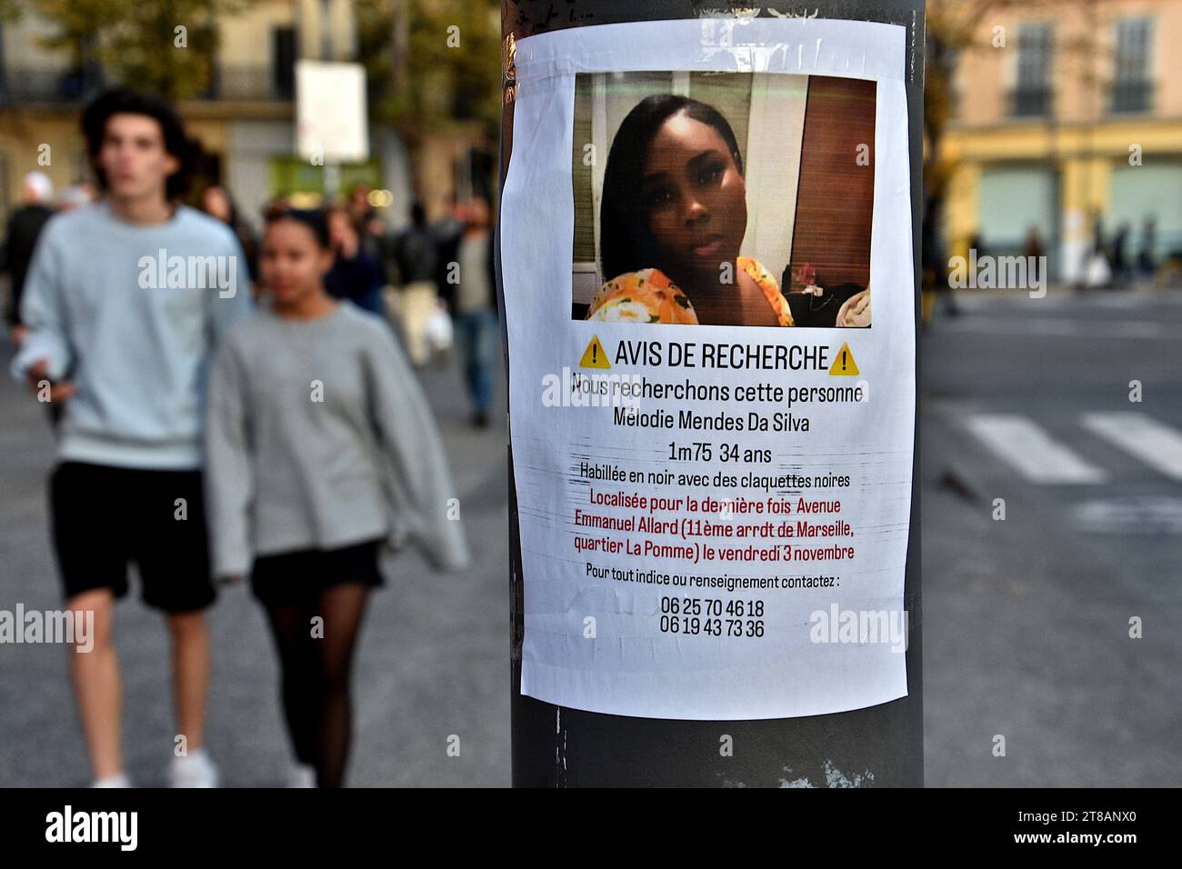 Un poster mancante per Mélodie Mendes da Silva è visibile su un palo di illuminazione pubblica in Place de la Joliette a Marsiglia. L'indagine per la "scomparsa inquietante" è stata aperta all'inizio di novembre 2023 dopo la scomparsa di Mélodie Mendes da Silva, il 17 novembre 2023, è stata riclassificata per "rapimento e sequestro". Mélodie Mendes da Silva, un'estetista di 34 anni, sposata e madre di due figli, lasciò la sua casa situata nel centro di Marsiglia il 3 novembre 2023 alla fine del pomeriggio, e da allora non diede più alcun segno di vita vicino alla sua famiglia. Foto Stock