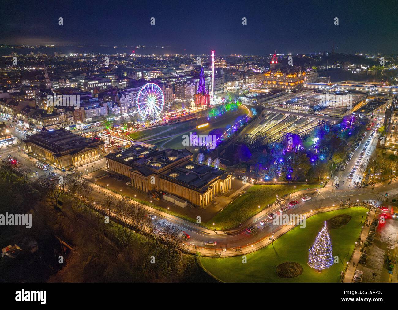 Edimburgo, Scozia, Regno Unito. 17 novembre 2023. Una vista aerea del mercatino di Natale nei Giardini di East Princes Street che ha aperto questa sera e lo era Foto Stock