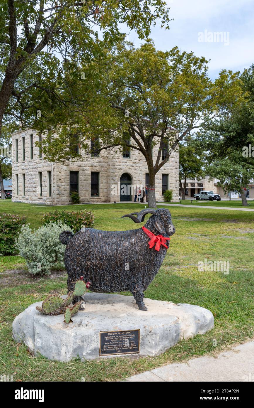 Statua di capra Angora billy con nastro rosso legato intorno al collo per la Red Ribbon Week, una campagna di prevenzione dell'abuso di droga, RockSprings, Texas, USA. Foto Stock