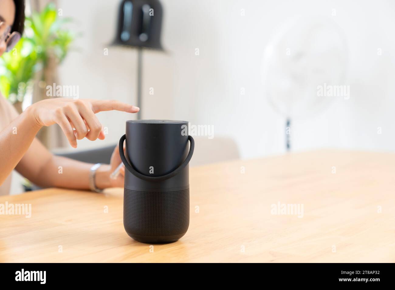 Home concetto di tecnologia moderna, altoparlante wireless portatile intelligente sul tavolo. Foto Stock