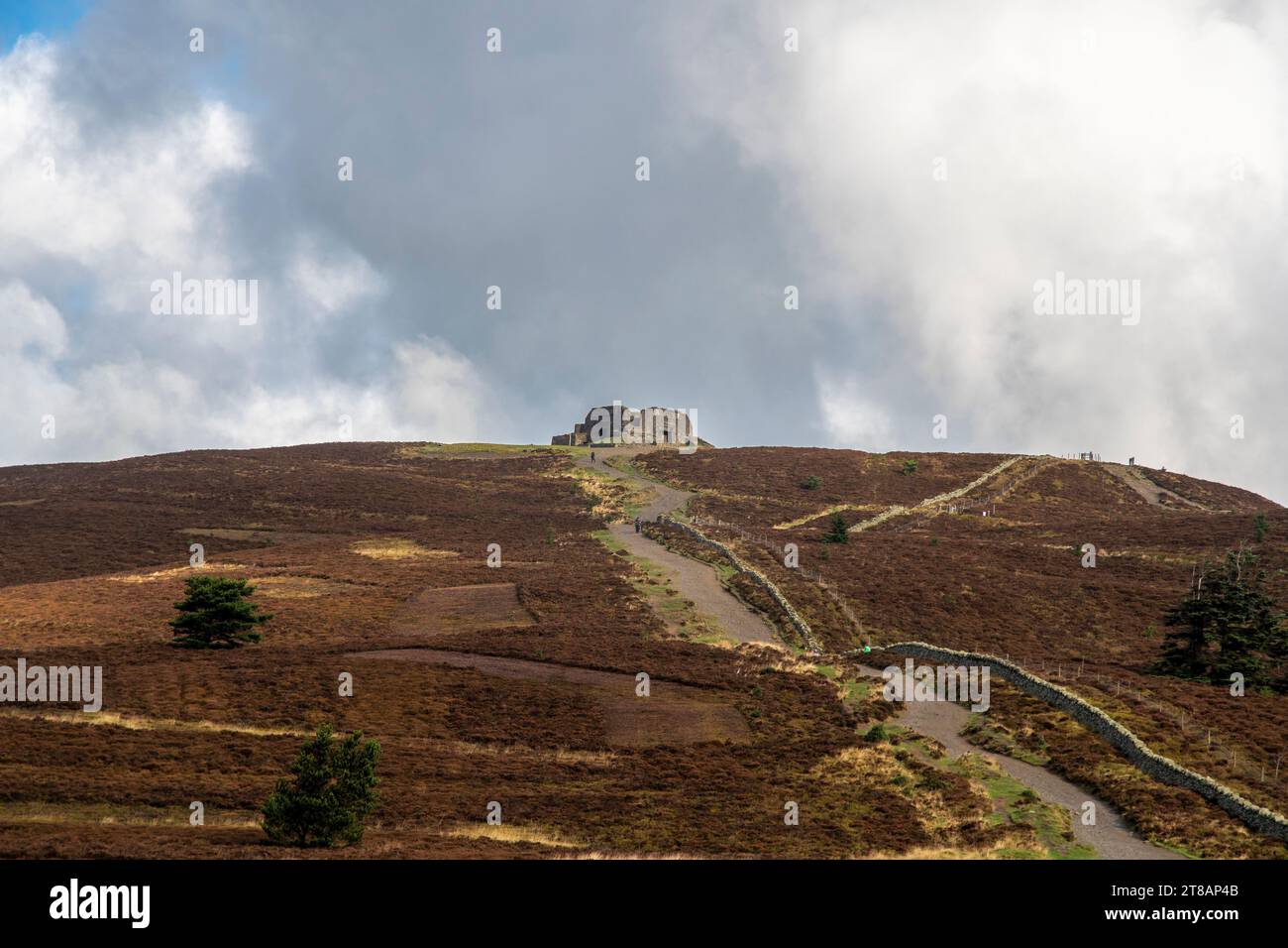 Il sentiero fino a Moel Famau è una delle colline più alte della catena Clwydian. Galles del Nord gli impressionanti resti della Jubilee Tower si trovano presso la S Foto Stock