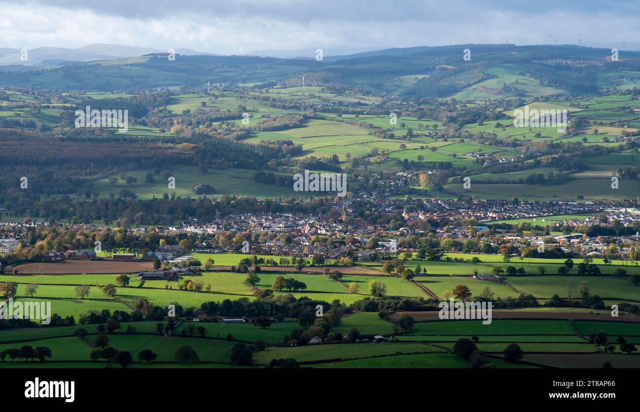 La vista da Moel Famau e' una delle colline piu' alte della catena Clwydian. Galles del Nord gli impressionanti resti della Jubilee Tower si trovano al su Foto Stock