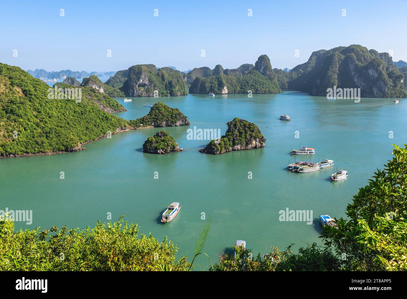 ha long Bay, o ha Long Bay, un sito patrimonio dell'umanità dell'UNESCO a Quang Ninh, Vietnam Foto Stock