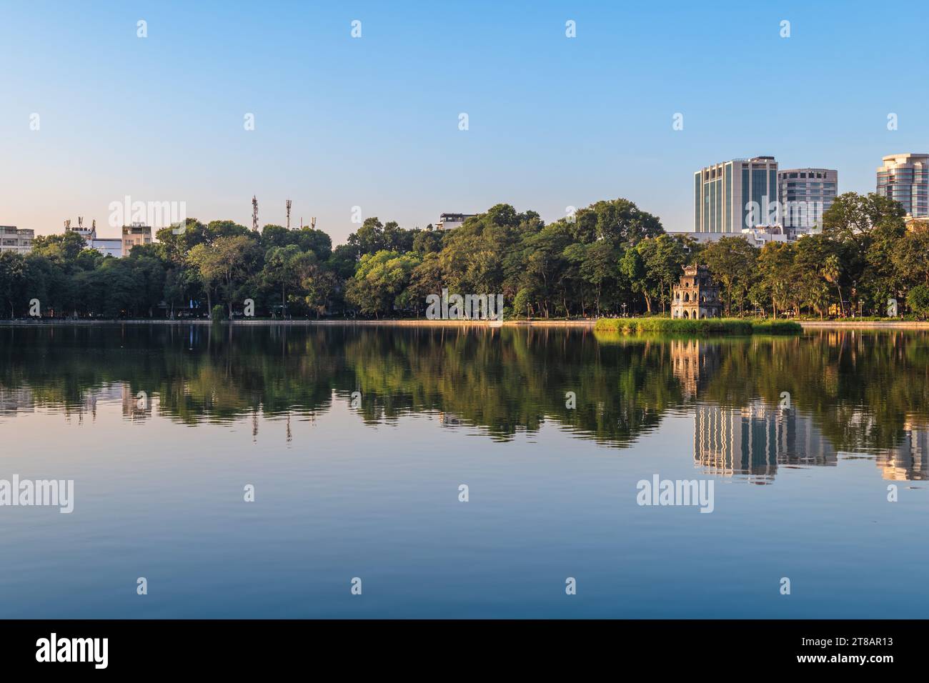 Hoan Kiem Lake, Lake of the Returned Sword, ad Hanoi, in Vietnam Foto Stock