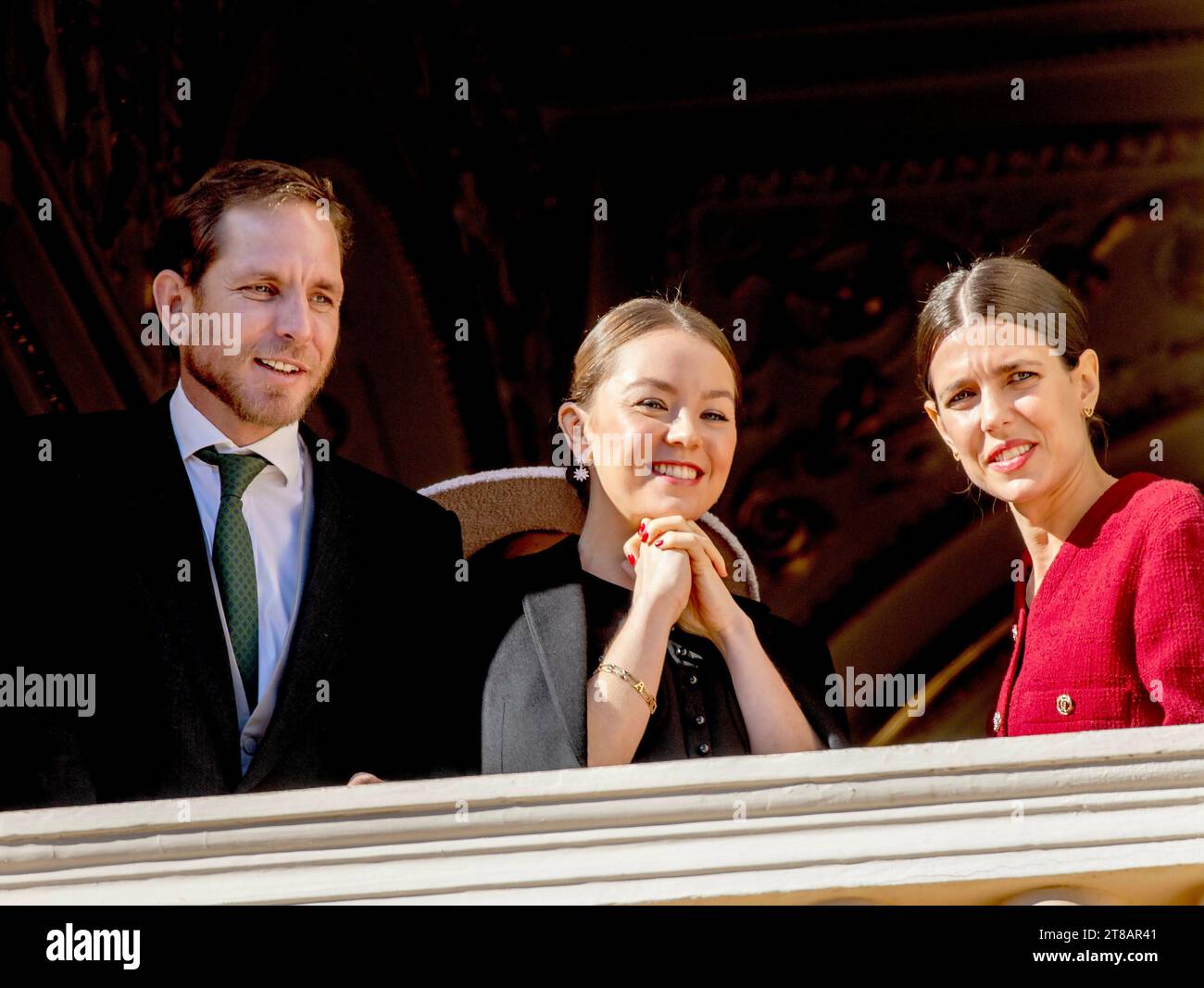 Monaco Ville, Monaco. 19 novembre 2023. Andrea Casiraghi, Charlotte Casiraghi e la Principessa Alessandra di Hannover sul balcone del Palazzo Principesco di Monaco-Ville, il 19 novembre 2023, durante le celebrazioni della giornata nazionale di Monaco credito: Albert Nieboer/Netherlands OUT/Point de Vue OUT/dpa/Alamy Live News Foto Stock