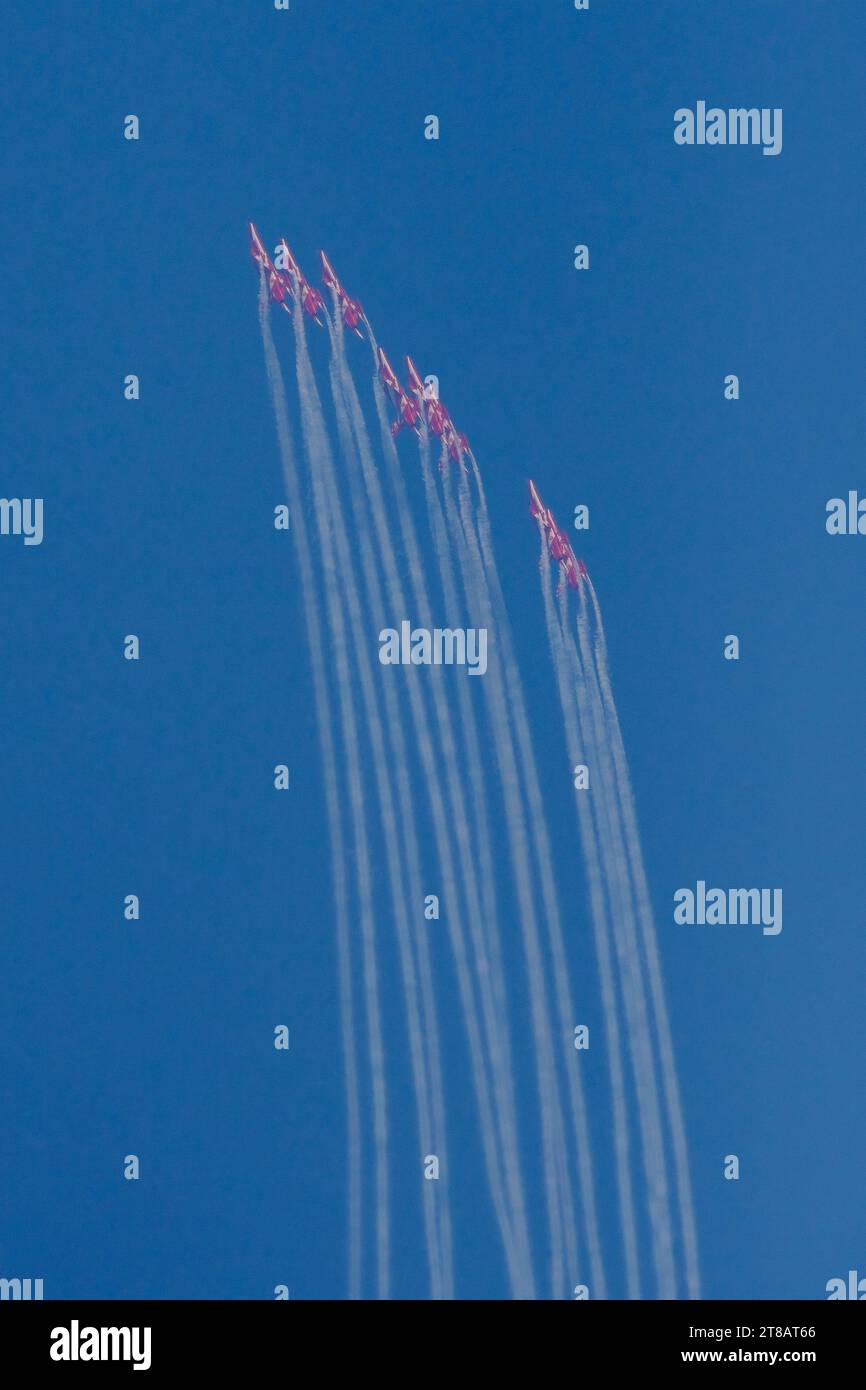 Ahmedabad, India, 19 novembre 2023, la squadra aerobica Suryakiran dell'Indian Air Force si esibisce sopra lo stadio Narendra modi alla cerimonia di apertura finale della Coppa del mondo di cricket maschile 2023 dell'ICC crediti: Manjeet & yograj jadeja/Alamy Live News Foto Stock