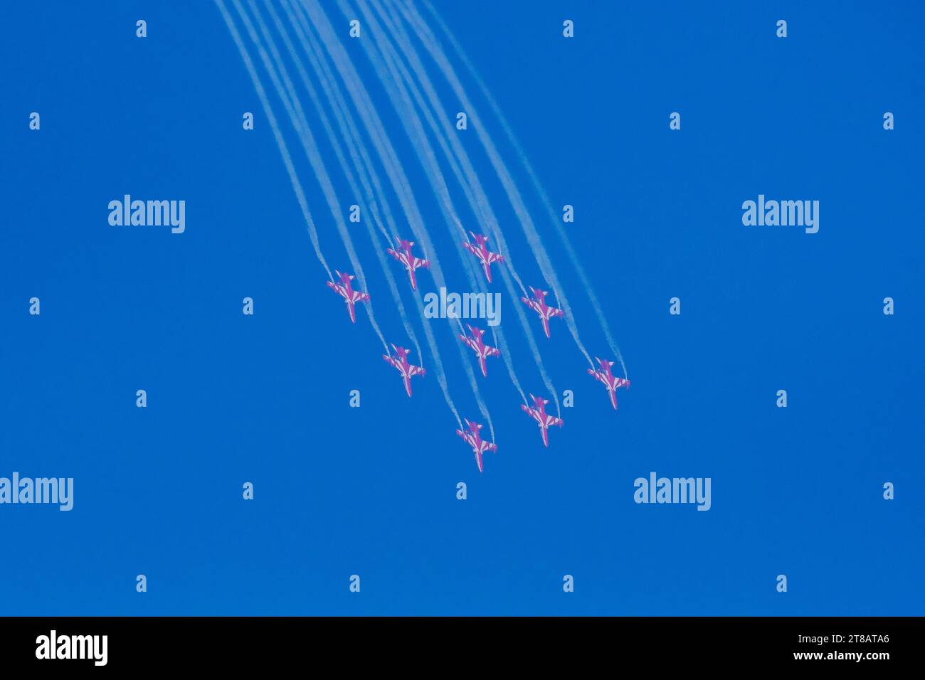 Ahmedabad, India, 19 novembre 2023, la squadra aerobica Suryakiran dell'Indian Air Force si esibisce sopra lo stadio Narendra modi alla cerimonia di apertura finale della Coppa del mondo di cricket maschile 2023 dell'ICC crediti: Manjeet & yograj jadeja/Alamy Live News Foto Stock