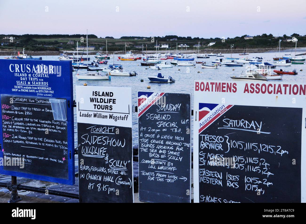 Gite in barca e altri intrattenimenti in offerta sulle bacheche esposte sulla banchina di Hugh Town sull'isola di St Marys nelle isole Scilly.W. Foto Stock