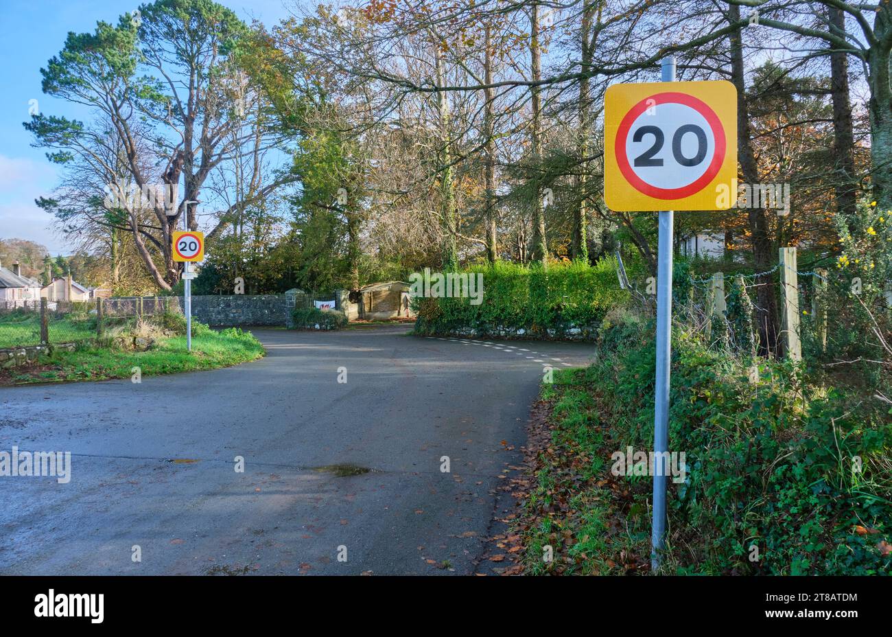 Segnale stradale con limite di velocità di 20 mph a Criccieth, Gwynedd, Galles Foto Stock