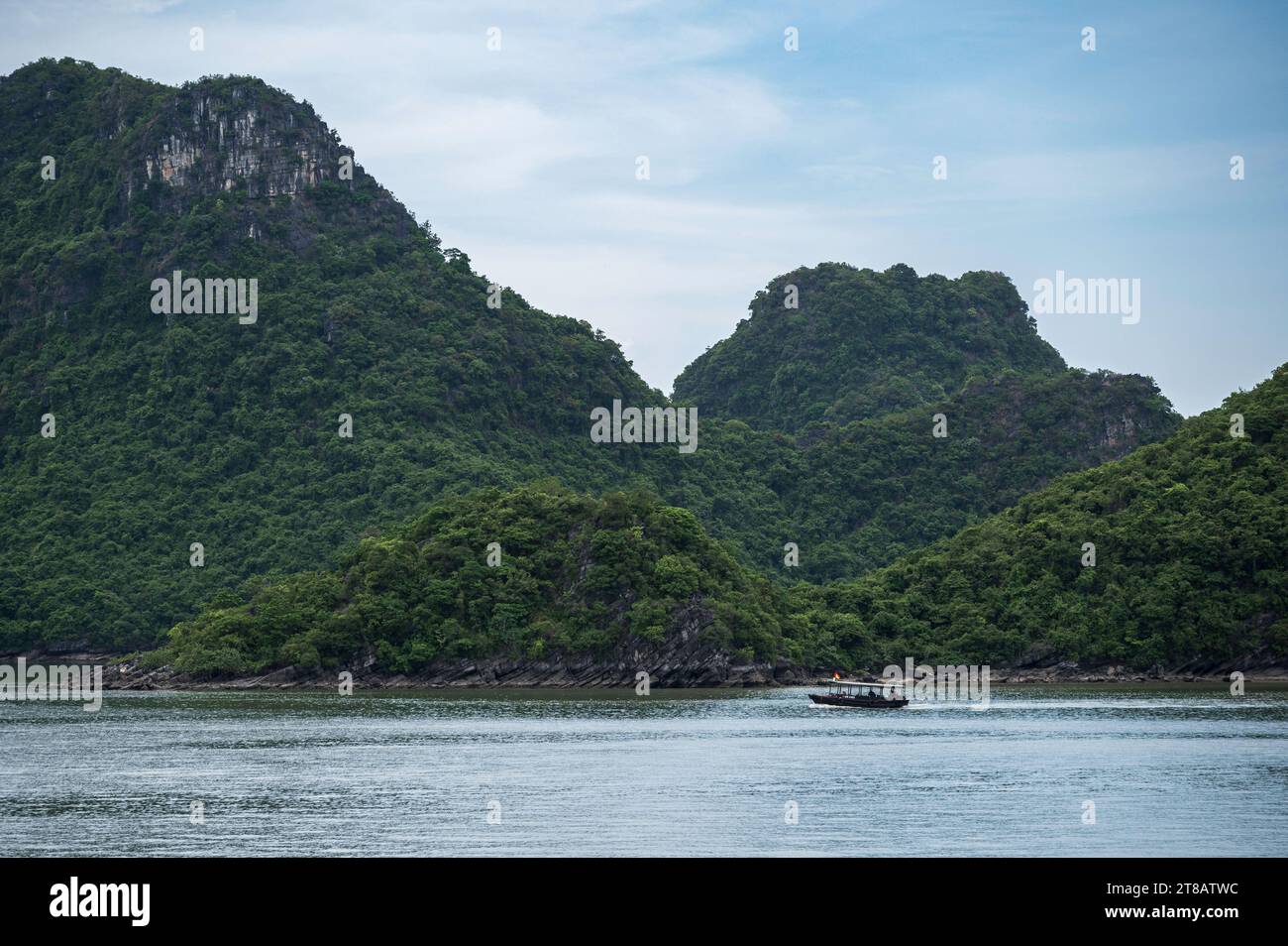 Piccole barche da pesca, nello spettacolare scenario della Baia di ha Long, Vietnam. Una delle moderne meraviglie naturali del mondo. Foto Stock