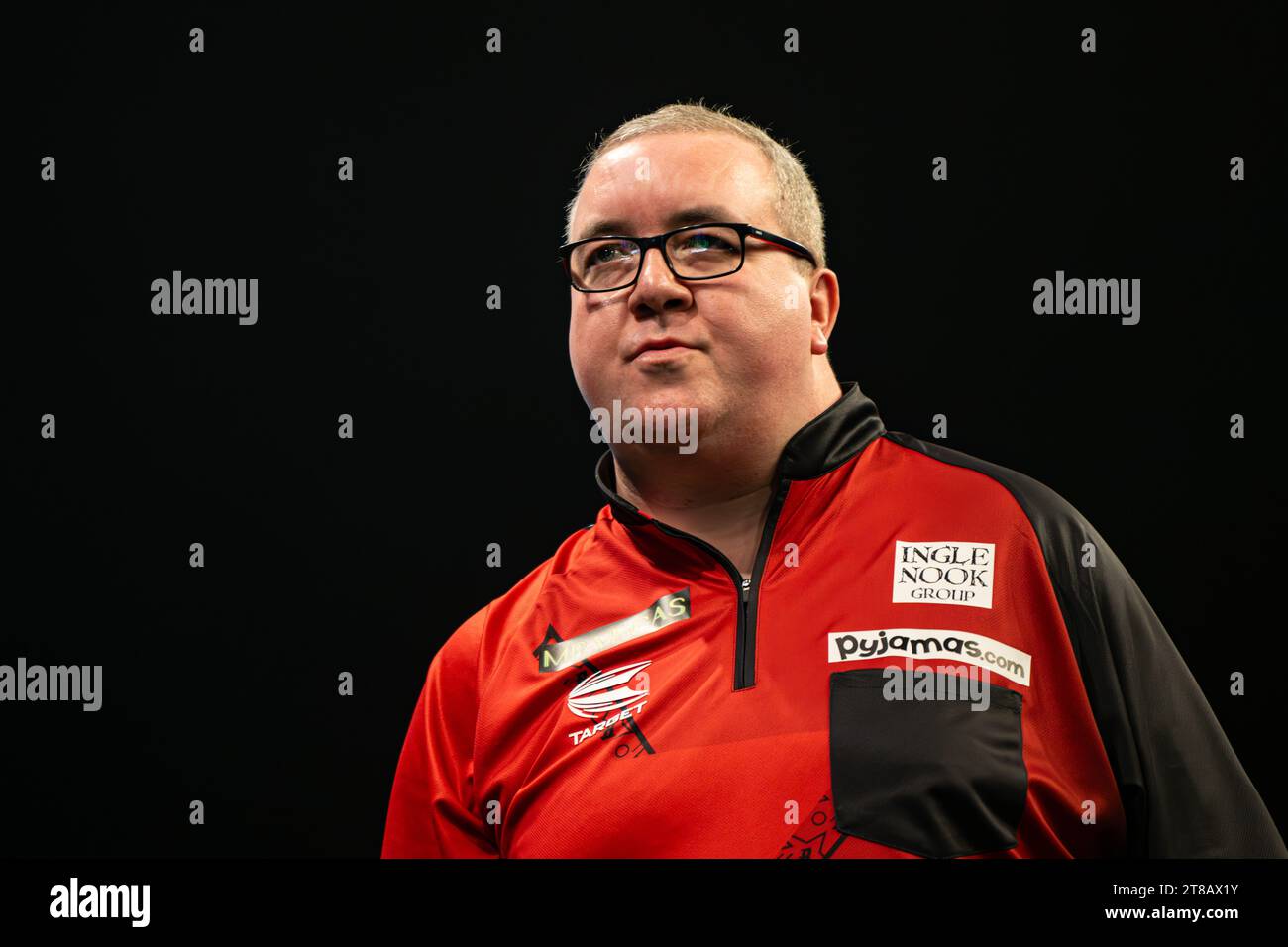 WV Active, Aldersley, Wolverhampton, Regno Unito. 19 novembre 2023. 2023 PDC grande Slam of Darts, semifinali; Stephen Bunting guarda il suo avversario sul grande schermo Credit: Action Plus Sports/Alamy Live News Foto Stock