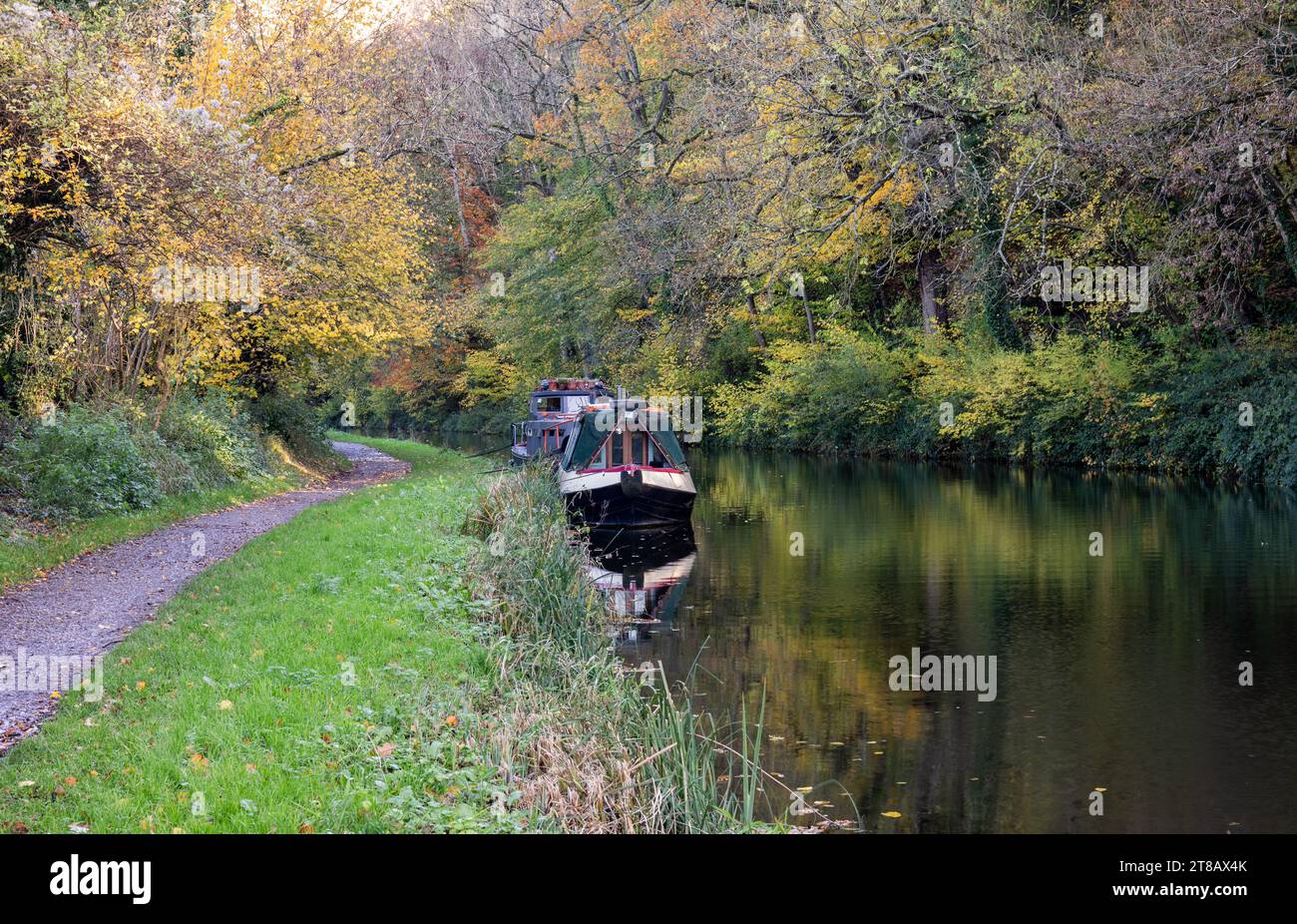 Barca stretta ormeggiata in autunno sul canale Kennet e Avon, Monkton Combe, Somerset, Inghilterra, Regno Unito Foto Stock