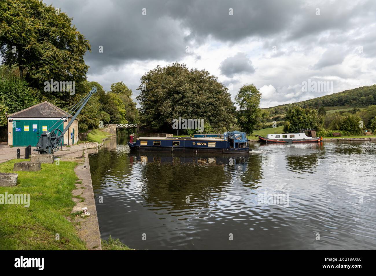 Narrowboat sul canale Kennet e Avon presso l'acquedotto Dundas, Somerset, Inghilterra, Regno Unito Foto Stock